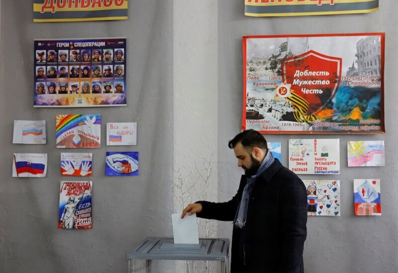 圖為15日在俄羅斯控制的烏克蘭頓內茨克地區1名男子投下選票。（路透社）