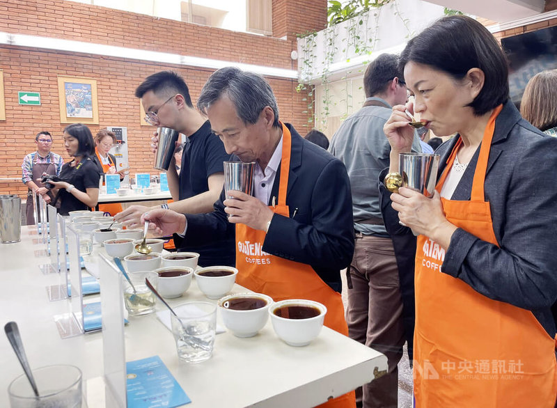 瓜國咖啡協會（ANACAFE）安排台灣咖啡考察團，現場杯測不同產區咖啡風味。中央社記者李登文瓜地馬拉攝  113年3月19日