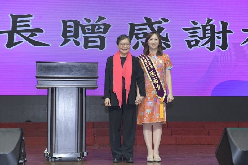 總統府資政葉菊蘭(左)出席世界華人工商婦女企管協會(簡稱世華)分會創會暨理監事宣誓就職典禮,並與印尼分會創會會長張裕青(右)合影。(世界華人工商婦女企管協會提供)中央社 113年3月19日