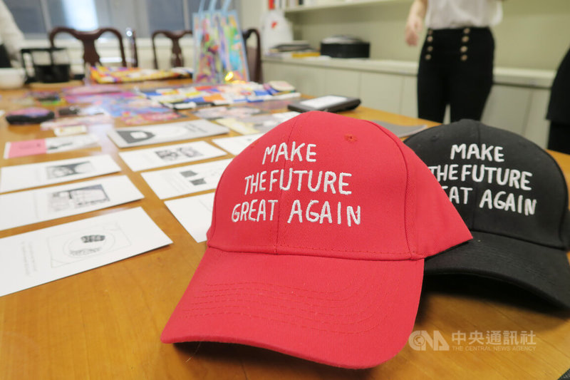 漫画家Pam Pam Liu推出「让未来再次伟大」周边商品，趣味模仿前美国总统川普「让美国再次伟大」红帽设计，在纽约参展时引起注目。中央社记者尹俊杰纽约摄  113年3月19日