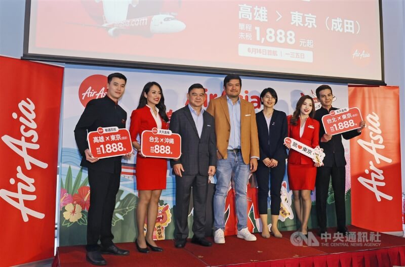 亞洲航空（AirAsia）19日在台北舉行記者會，宣布進軍東北亞市場，將開航3條經由台灣延遠至日本的航線，AirAsia長程運輸（AirAsia X）首席執行長Benyamin Ismail（中）、泰亞航首席執行長Santisuk Klongchaiya（左3）與日本台灣交流協會經濟部主任柏木彩（右3）出席記者會宣傳。中央社記者裴禛攝 113年3月19日