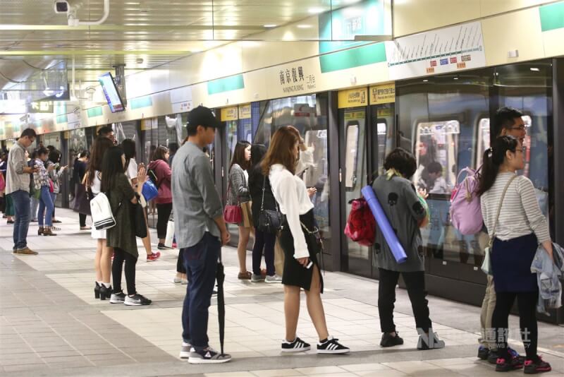 圖為民眾在台北捷運南京復興站月台候車。（中央社檔案照片）