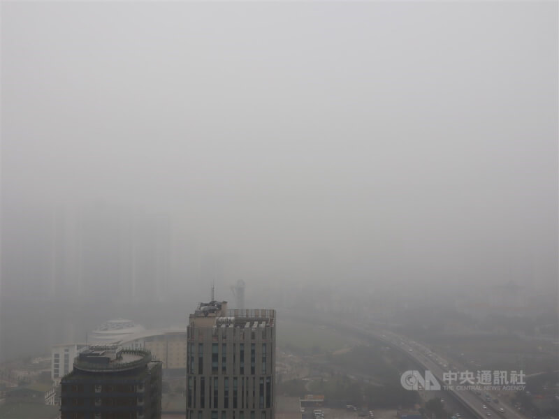 越南首都河內市本月3日受空氣污染景色迷濛。（中央社檔案照片）