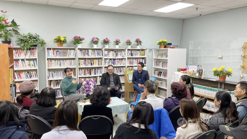 加拿大台裔作家李潔珂(Jessica J. Lee)應邀在多倫多僑教中心首度舉辦的「書蟲俱樂部」活動中,分享新書,並與讀者熱切互動。中央社記者胡玉立多倫多攝 113年3月19日