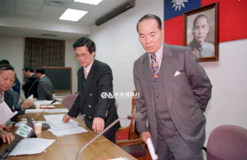 1997年3月20日，行政院農業委員會副主委林享能（右）列席立法院經濟委員會時證實台灣爆發豬隻口蹄疫，台灣豬肉已緊急停止出口。（中央社檔案照片）