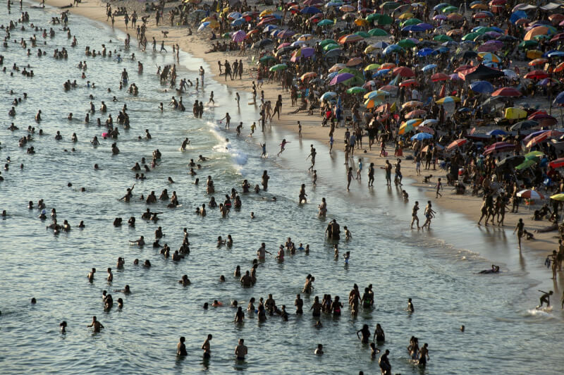 里約熱內盧17日體感溫度達到攝氏62.3度，創下10年來最高。圖為民眾湧入里約熱內盧海灘。（法新社）