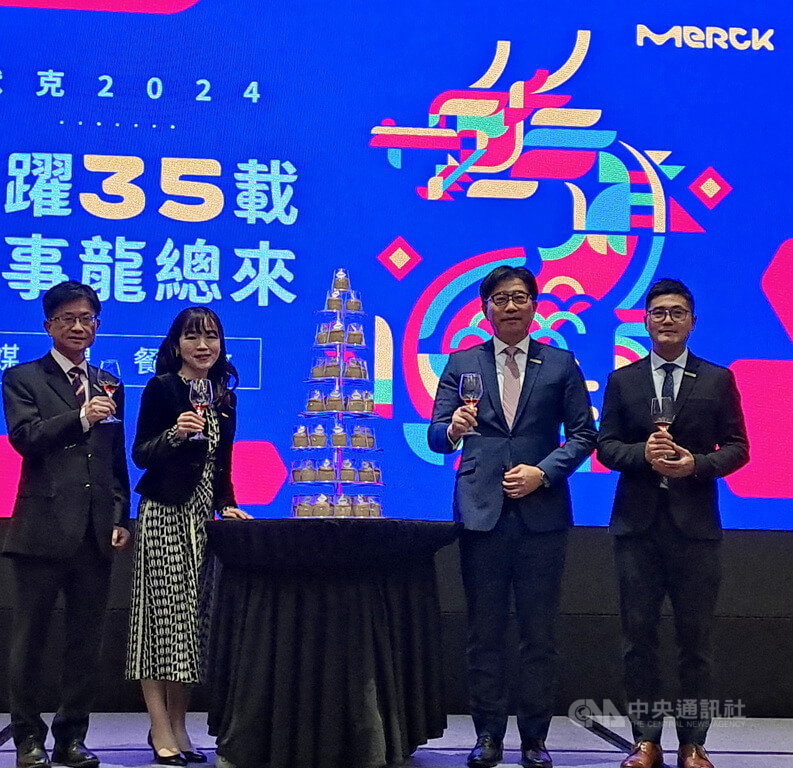 台灣默克集團董事長李俊隆（右2）19日表示，隨著數據、5G、人工智慧（AI）、物聯網擴展，未來的數位化生活將以顯示為中心，材料智慧的重要性倍增，將續推技術升級作為創新的驅動力。中央社記者潘智義攝  113年3月19日