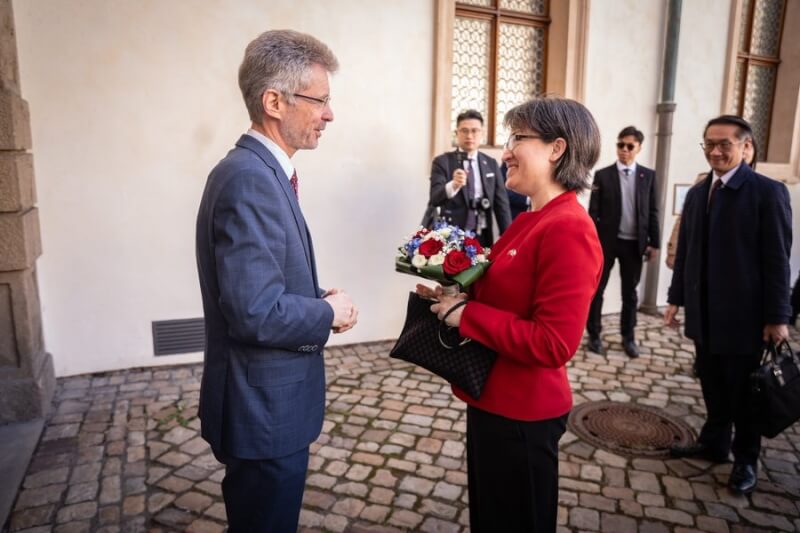 捷克参议院议长维特齐（左）3月19日在X社群平台上发布与副总统当选人萧美琴合照。（图取自twitter.com/Vystrcil_Milos）