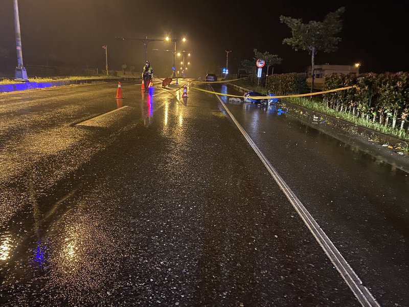 花蓮台9線鳳林公路公園旁19日深夜發生死亡車禍，27歲徐姓機車騎士由南往北方向行駛，擦撞行人59歲田姓男子，田男倒地後又遭後方閃避不及自小客車追撞，當場身亡，警方到場拉起封鎖線。（民眾提供）中央社記者張祈傳真  113年3月20日