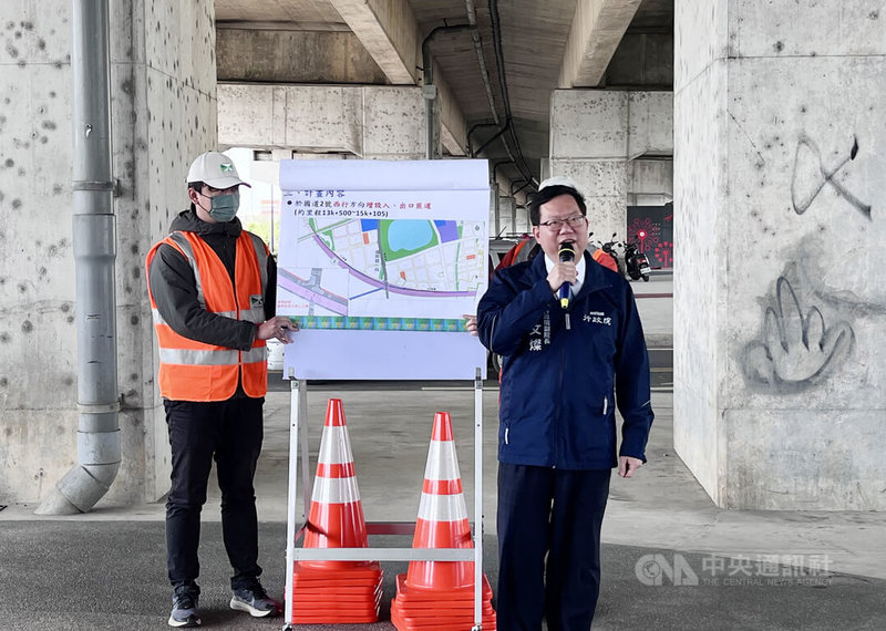 行政院副院長鄭文燦（右）20日至桃園市視察國道2號增設中路交流道案，在聽取相關簡報後表示，行政院即將核定可行性研究報告。中央社記者葉臻攝  113年3月20日