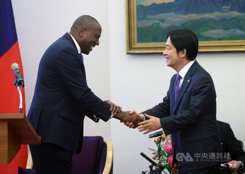 史瓦帝尼王國總理戴羅素(H. E. Russell Dlamini)(左)率團訪台,20日赴總統府拜會副總統賴清德(右)時表示,台史邦誼植基於互相理解、穩定與繁榮之上,賴清德未來就任總統後,史瓦帝尼對台支持不會動搖。中央社記者鄭傑文攝 113年3月20日