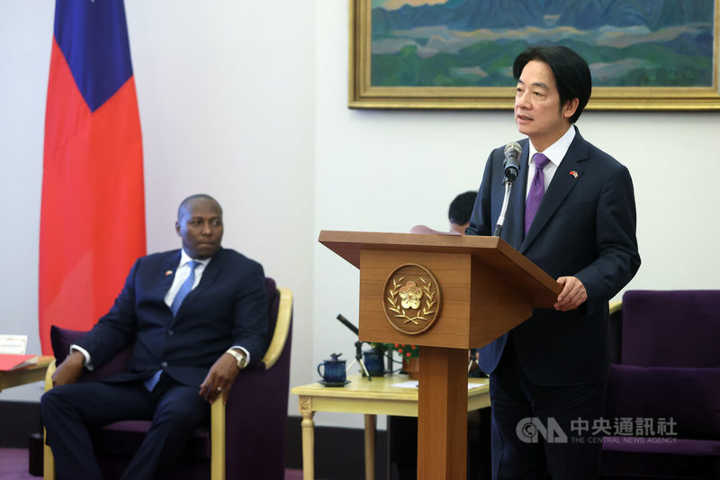 副總統賴清德(右)20日接見史瓦帝尼王國總理戴羅素(H. E. Russell Dlamini)(左)時表示,未來新政府將在台史雙邊合作計畫下,以及史國對外資產業的優惠政策環境中,持續推動兩國資通訊合作發展。中央社記者鄭傑文攝 113年3月20日