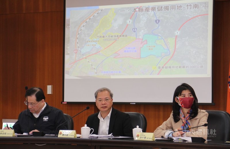 苗栗縣政府盤點3處產業儲備用地,爭取納入「桃竹苗大矽谷計畫」。國發會主委龔明鑫(中)20日應邀赴苗栗考察並聽取簡報後表示,大矽谷計畫屬上位計畫,可以浮動檢討,國發會立場基本上是只要研擬可行,都會極力促成。中央社記者管瑞平攝 113年3月20日