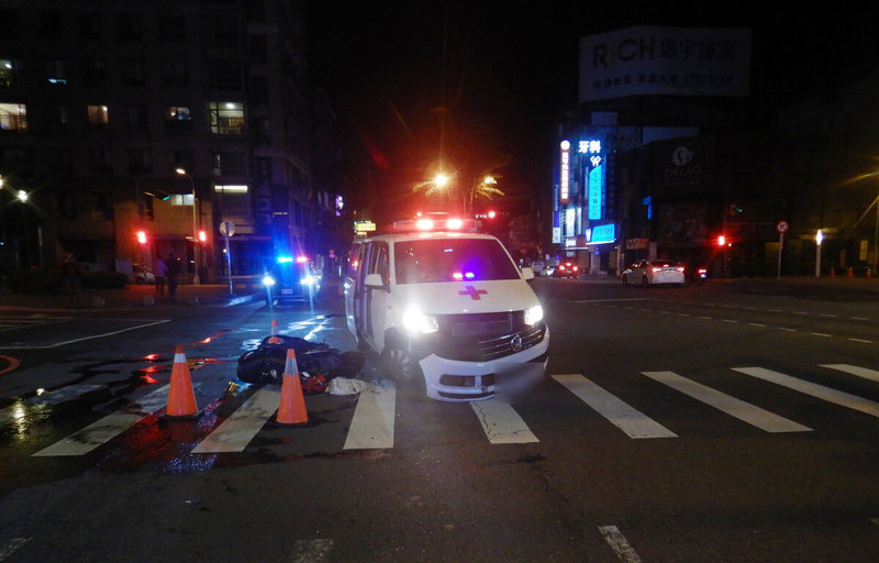 台中市北區3月19日晚間發生死亡車禍，機車與執行任務的民間救護車相撞，機車騎士頭部重創送醫不治。（民眾提供）