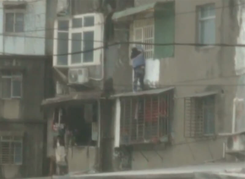 基隆市刑警大隊偵二隊日前在七堵區攻堅欲逮捕林姓男毒販,林嫌在過程中衝向屋後陽台,沿外牆雨遮一路攀爬至鄰棟後,先跳至樓下雨遮,再跳至1樓後方防火巷,當場被員警逮獲。(讀者提供)中央社記者王朝鈺傳真 113年3月20日