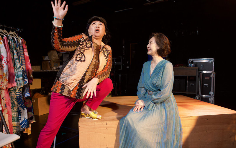 演員王琄（左）在舞台劇「媽，別鬧了！」中扮演角色「王玫玫」，對著由劉珊珊（右）飾演的姊妹淘模仿各種奇葩相親男子，引人狂笑。（故事工廠提供）中央社記者葉冠吟傳真  113年3月20日