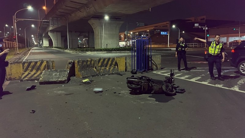 高雄市前鎮區新生路、新衙路路口19日晚間發生一起自撞車禍，25歲陳姓機車騎士行經事發地點時意外撞上水泥製紐澤西護欄導致頭部重傷，送醫仍宣告不治。（高雄市前鎮警分局提供）中央社記者林巧璉傳真  113年3月20日