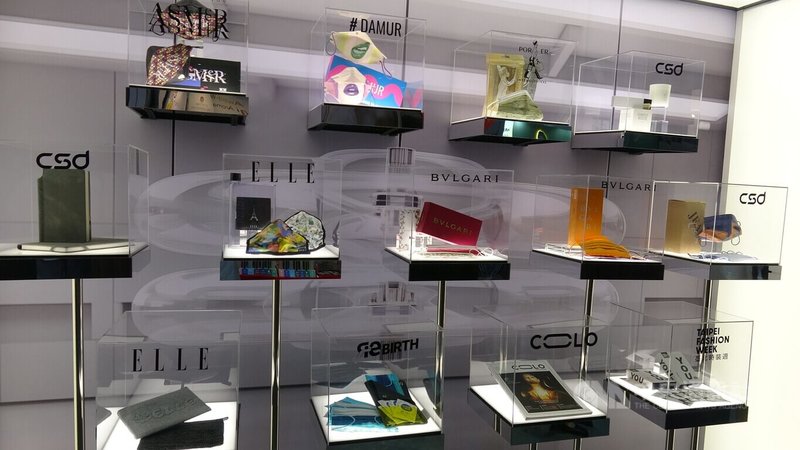 曼谷生活美學展20日開始到24日在曼谷登場,外貿協會首度組團,率領24家台灣文創業者參展。圖為台灣口罩大廠中衛展示歷年來生產過的口罩。中央社記者呂欣憓曼谷攝 113年3月20日
