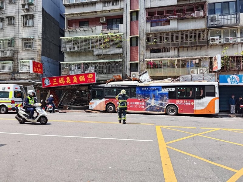 肇事公車不明原因擦撞民宅屋簷,車上乘客無礙且已下車,現場無人受困。(圖取自facebook.com/shua0522)