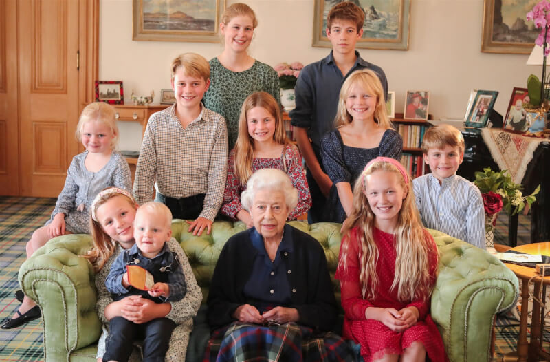 已故英國女王伊麗莎白二世與孫兒、曾孫的合照疑遭修圖。（圖取自twitter.com/KensingtonRoyal）