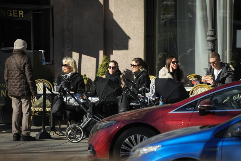 圖為芬蘭民眾坐在赫爾辛基一家咖啡廳的戶外座位。（美聯社）