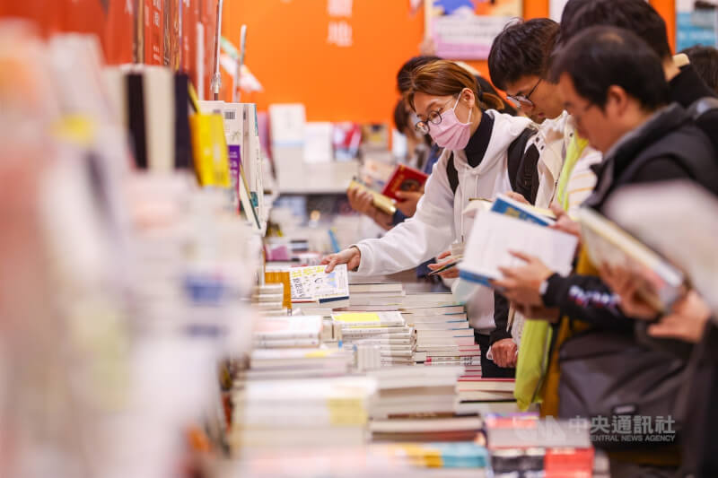 圖為今年2月台北國際書展選購書籍民眾。（中央社檔案照片）