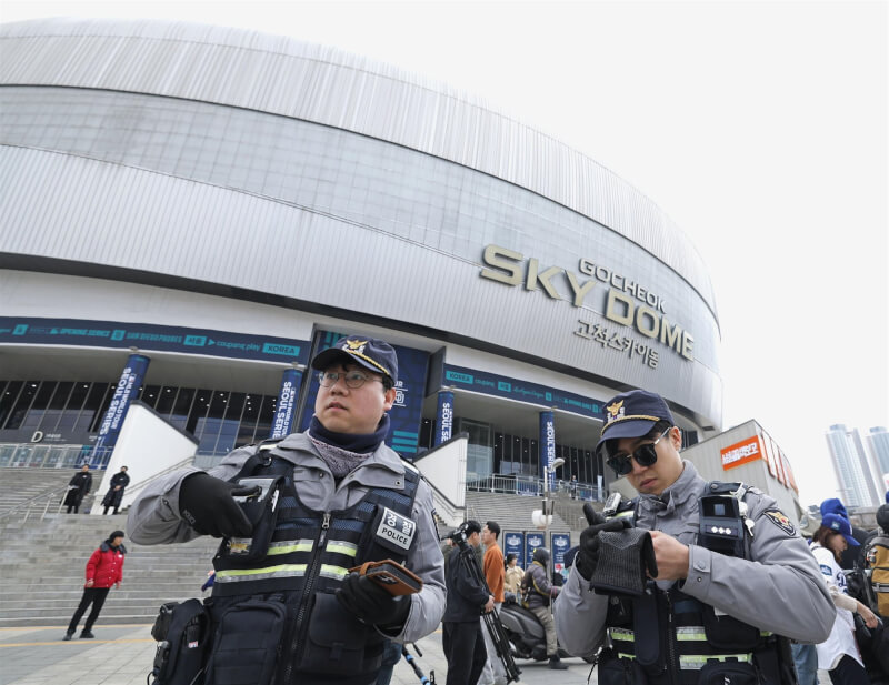 韓國警方在高尺天空巨蛋周邊搜查。（共同社）