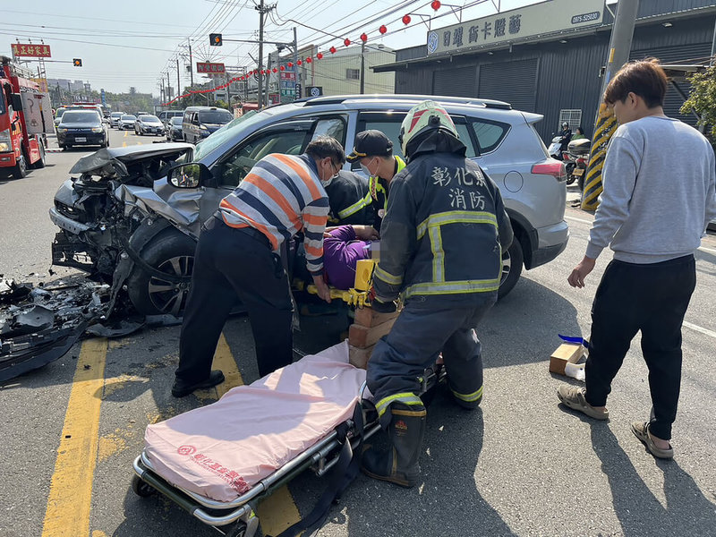 彰化縣埔心鄉員鹿路21日上午發生車禍，60歲男子駕駛灰色休旅車跨越雙黃線，撞擊對向白色休旅車，導致4車追撞，3男1女受傷送醫。（民眾提供）中央社記者鄭維真傳真  113年3月21日