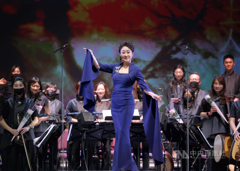 台灣國樂團23 、24日將在台灣戲曲中心舉行「在梅邊—天上人間」音樂會,京劇名伶魏海敏(中)出席21日記者會,並於彩排後留影。中央社記者王飛華攝 113年3月21日