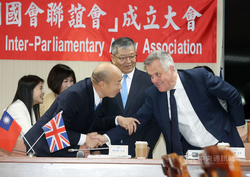 立法院21日舉行由跨黨派立委組成的「中華民國與英國國會聯誼會」成立大會，立法院長韓國瑜（前左）、英國在台辦事處代表鄧元翰（右）及外交部政務次長謝武樵（右2）等出席。韓國瑜表示，現在台灣很多大學退場，如果英國國際聞名的大學能來台設分部，讓周遭國家可以來台灣就能讀英國大學，是非常好的合作契機。中央社記者郭日曉攝　113年3月21日