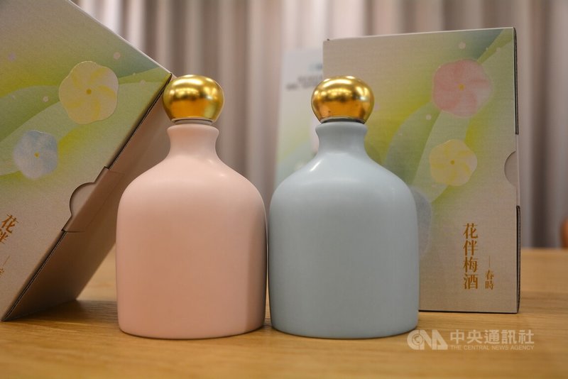 新北市鶯歌鶯歌陶瓷博物館21日發表「花伴梅酒」,以霧金蓋青藍釉瓶(右)裝載碧螺春茶香梅酒,粉紅釉瓶(左)則是東方美人茶與桂花香的梅酒。中央社記者黃旭昇新北市攝 113年3月21日