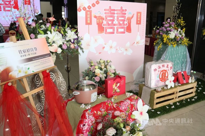苗栗縣政府文化觀光局21日表示,苗栗客家桐花婚禮將邁入第19年,今年活動將於23日上午10時開放網路報名,公開徵求36對新人,縣府將提供價值約新台幣2萬元的「幸福六禮」。中央社記者管瑞平攝 113年3月21日