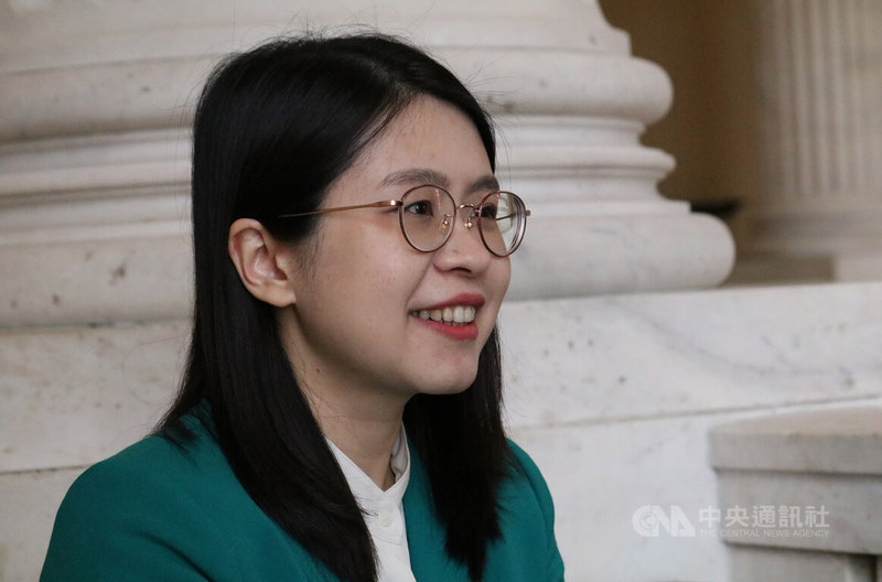 陳虹宇的律師身分有助她與具有類似背景的議員助理對話,如果「律師的語言」走不通,她也會祭出搏感情招式,甚至因此取得人生第一個議員對「代表處正名案」的提案背書。中央社記者石秀娟華盛頓攝 113年3月21日