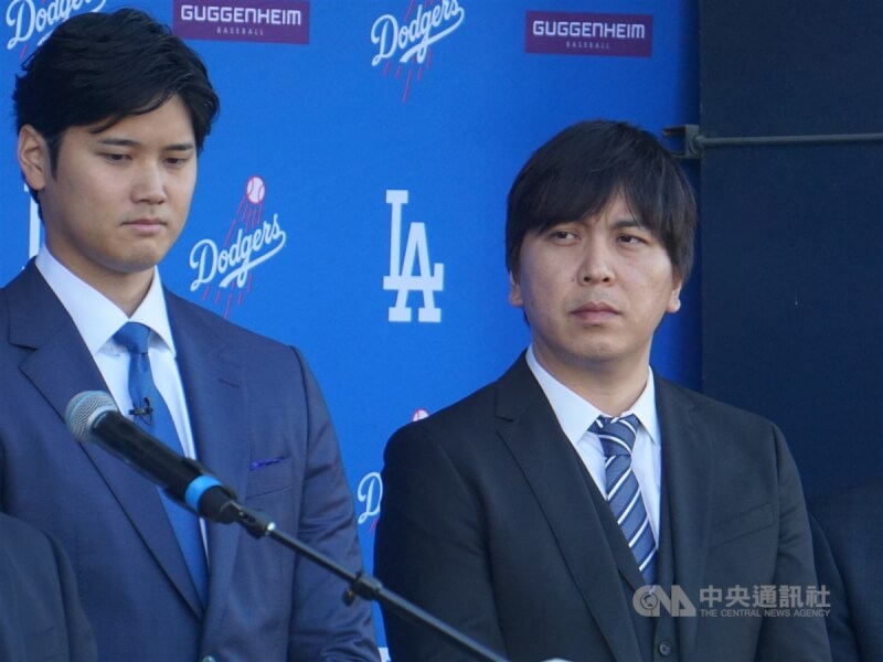 MLB道奇球星大谷翔平（左）的前翻譯水原一平（右）非法自大谷翔平銀行帳戶轉移約新台幣5.5億元。圖為2023年12月15日大谷翔平加盟道奇記者會。（中央社檔案照片）