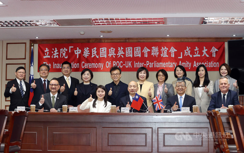 跨黨派立委組成的「中華民國與英國國會聯誼會」21日在立法院舉行成立大會,立法院長韓國瑜(前中)、英國在台辦事處代表鄧元翰(前右)、外交部政務次長謝武樵(前右2)、僑務委員會副委員長阮昭雄(前左)等人一同與會合影。中央社記者郭日曉攝 113年3月21日