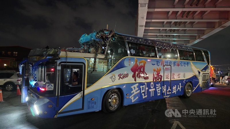 高雄市1輛遊覽車20日行經仁武區自撞涵洞，車頭嚴重毀損，造成14人輕重傷、80歲周姓男子死亡；56歲鄧姓駕駛向警方供稱，為省時間切換車道才自撞，訊後被依過失致死罪嫌移送。中央社記者董俊志攝 113年3月21日