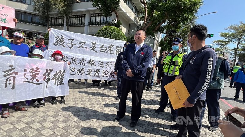 受少子化衝擊,民間團體與地方人士推動台東縣香蘭國小轉型公辦民營,但21日有村民到縣府陳情反對;接受民眾陳情的縣府秘書林政宏(前右2,戴眼鏡者)表示,縣府重視教育多元性發展及可行性,但要尊重家長選擇權,在家長沒有取得最大共識前不會貿然實施。中央社記者盧太城台東攝 113年3月21日
