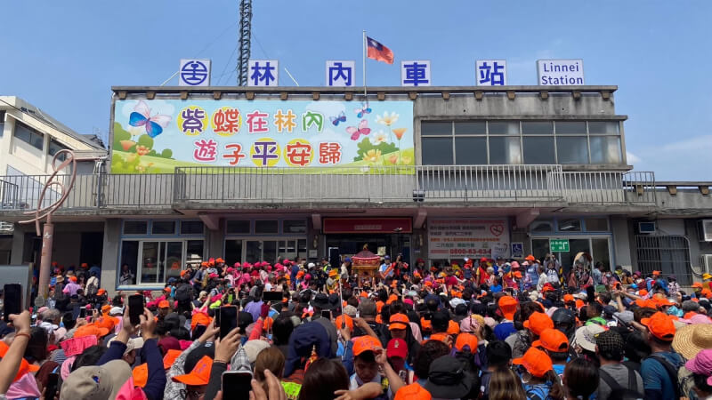 白沙屯拱天宮媽祖往北港進香，21日上午抵達雲林縣林內鄉，並停駕在林內車站。（圖取自facebook.com/bstmz）