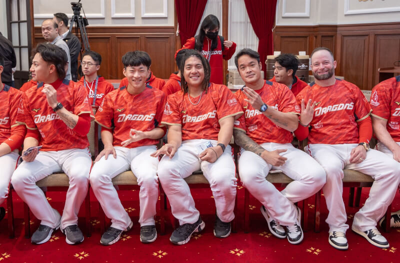 美籍洋投伍鐸（前右1）來台灣發展第10個球季21日首度隨味全龍隊到總統府，直呼非常榮幸。（圖取自facebook.com/tsaiingwen）