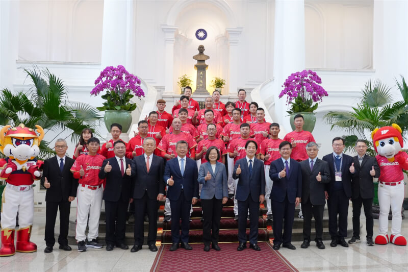 總統蔡英文（前排中）21日在總統府接見2023年中華職棒總冠軍味全龍。（中華職棒提供）
