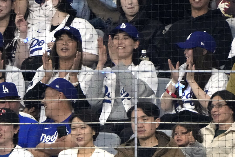 圖為20日MLB首爾開幕戰，大谷翔平的妻子田中真美子（中）在場邊觀賽。（美聯社）