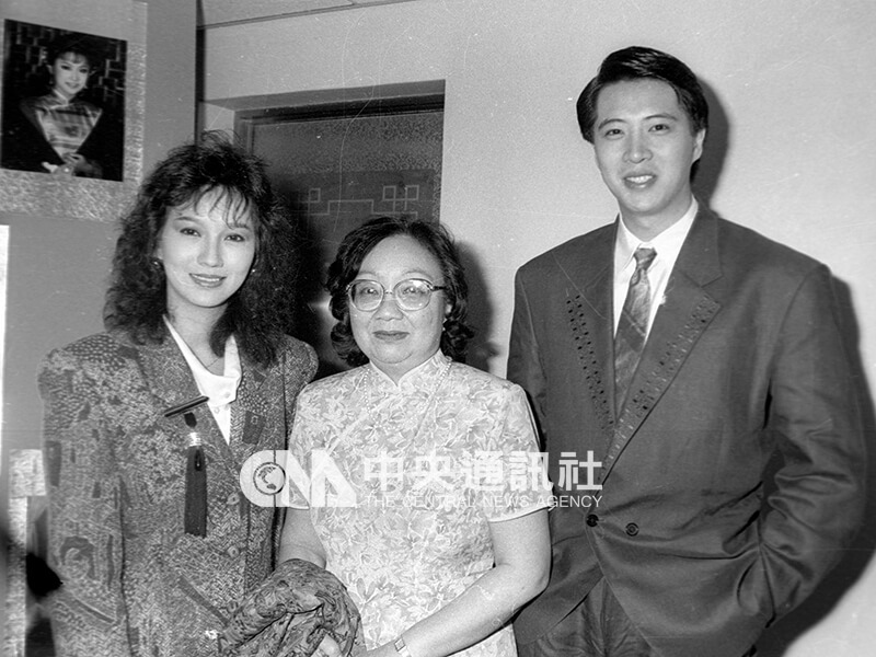 1988年3月24日，「京华烟云」原著林语堂的女儿林太乙（中）专程从美返国参加试片酒会，与女主角赵雅芝（左）、男主角欧阳龙（右）合影。（中央社档案照片）