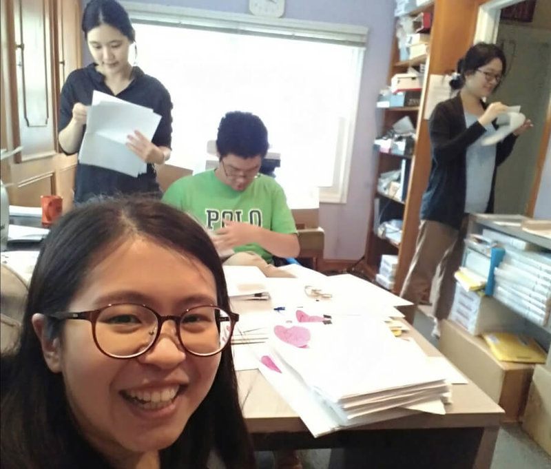 陳虹宇(前)2019年在台灣人公共事務會實習,正式開啟國會遊說之路。圖為陳虹宇與其他實習生一同整理友台請願書,準備遞送到國會。(陳虹宇提供)中央社記者鍾佑貞華盛頓傳真 113年3月21日