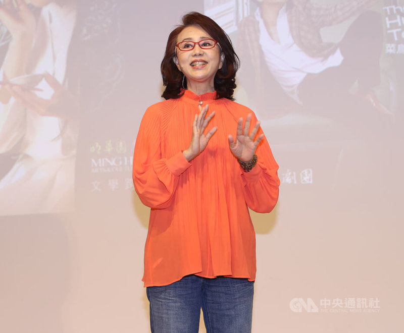 綠光劇團與明華園總團21日舉行策略聯盟記者會,合作推出「押解」、「散戲」雙戲套票,明華園總團當家台柱孫翠鳳(圖)透露這次策略聯盟套票只是開端契機,未來還會有更多演員、劇團交流,尤其疫情過後藝文界需要很多力量互相支持。中央社記者謝佳璋攝 113年3月21日