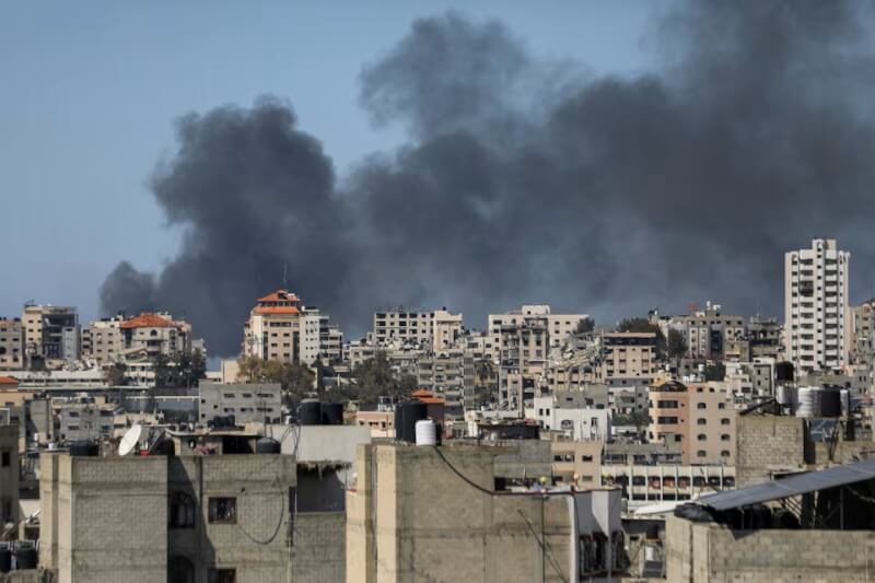 圖為以色列20日襲擊加薩西法醫院後，濃煙從建築物升起。（路透社）