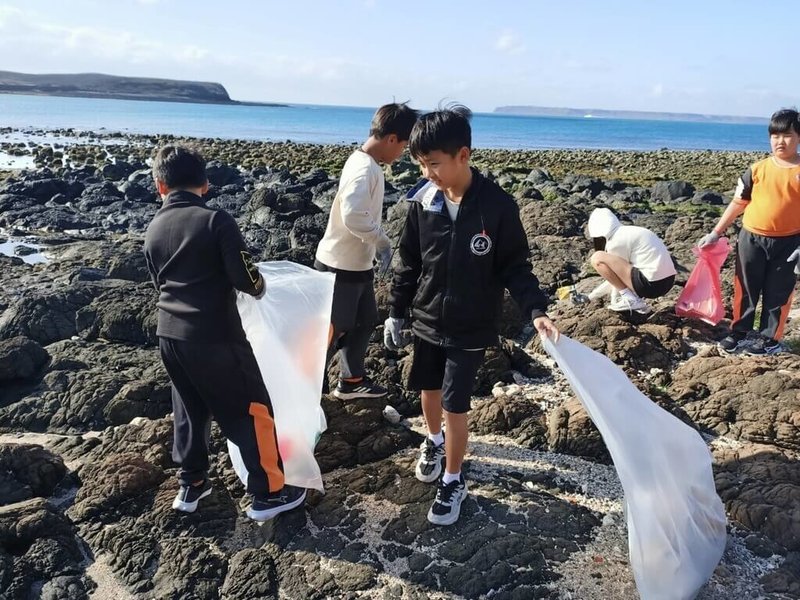 澎湖縣風櫃國小定期海洋教育課程和每個月的淨灘活動,引起同為專注於環境保護的美國西亞利亞(Sialia USA)公司關注,與風櫃國小簽訂合作夥伴意向書,將協助推動海洋教育和淨灘活動。(風櫃國小提供)中央社 113年3月22日