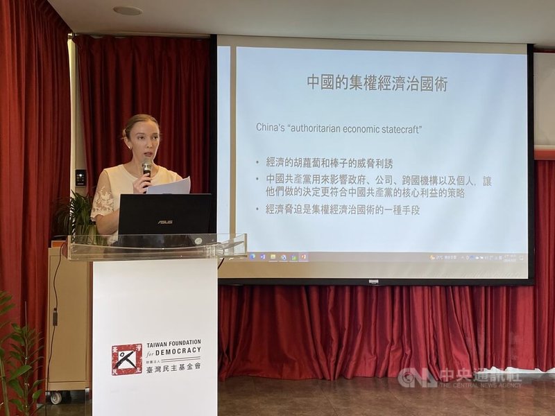 台灣民主基金會22日上午邀請美國媒體人貝書穎就「中國的集權經濟治國術與台灣的未來」為題進行演講。中央社記者吳昇鴻攝 113年3月22日