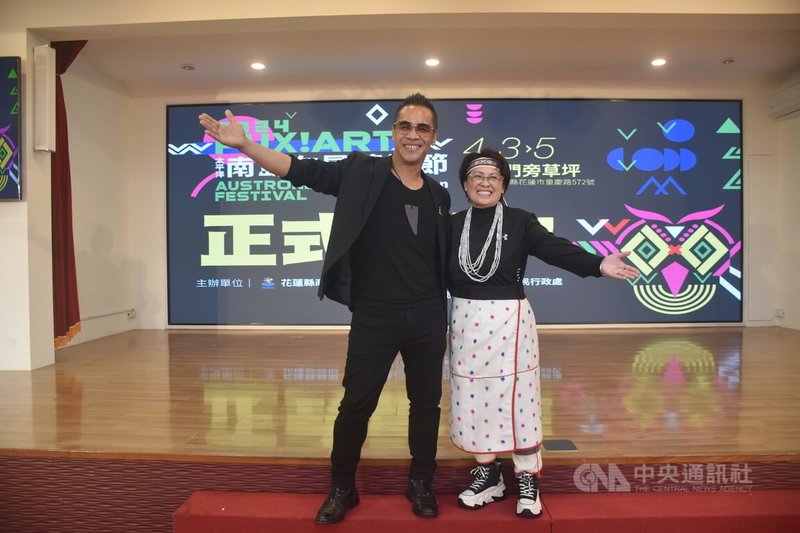 2024太平洋南島布是藝術節4月3日起將在花蓮東大門旁草坪展出,阿美族藝術家優席夫(左)、太魯閣族工藝家胡秀蘭(右)受邀創作,22日出席宣傳記者會。中央社記者張祈攝 113年3月22日