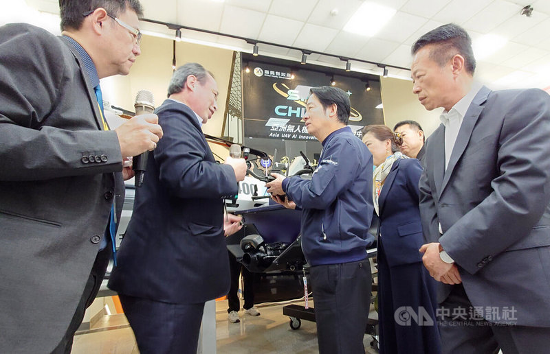 副總統賴清德（左3）22日參訪亞洲無人機AI創新應用研發中心，仔細聽取業者的說明。右為嘉義縣長翁章梁。中央社記者蔡智明攝 113年3月22日
