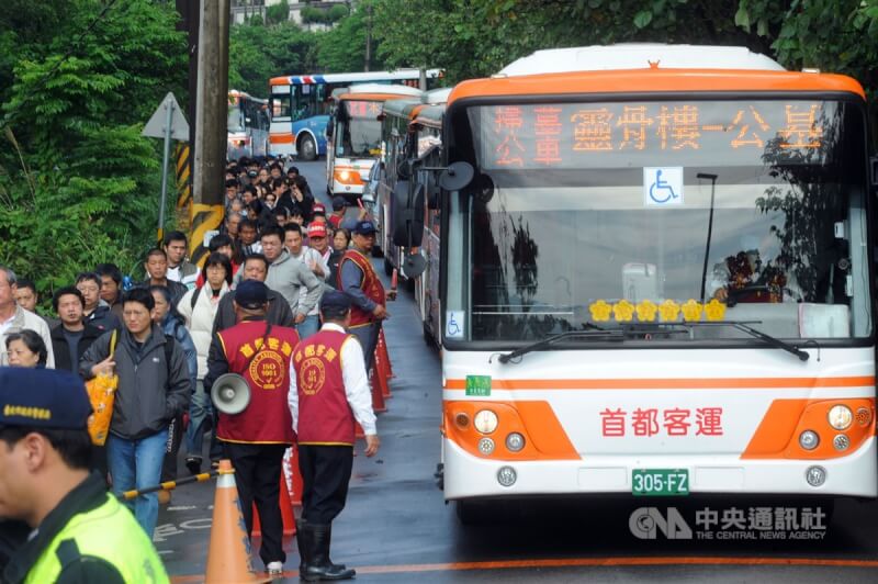 圖為民眾搭北市免費掃墓公車。（中央社檔案照片）